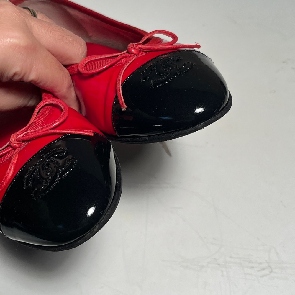 CHANEL Glossy Red and Black Flats - Picture 2 of 13